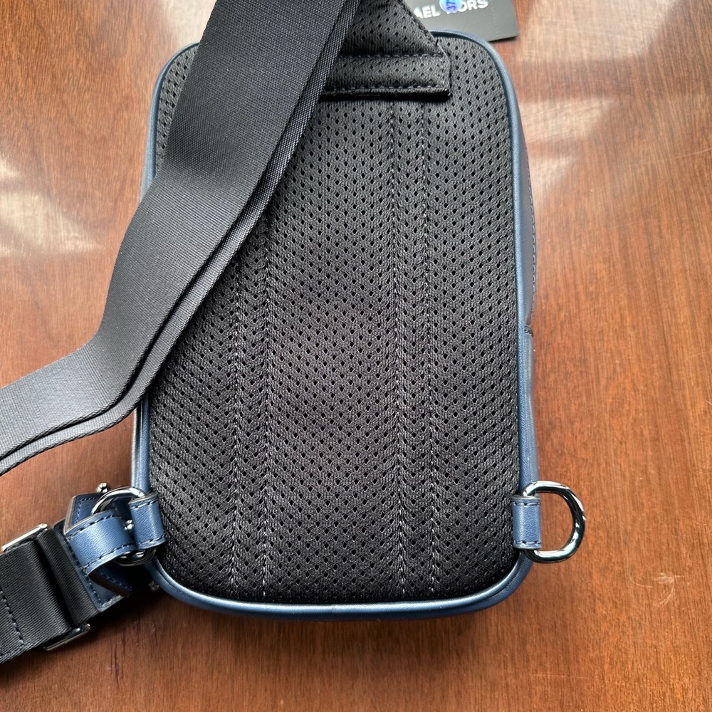 Cooper Medium‎ Ombré Logo Sling Pack - Picture 4 of 6